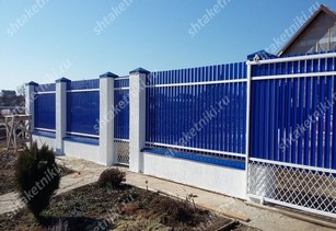Фото забора из синего штакетника в Архангельске